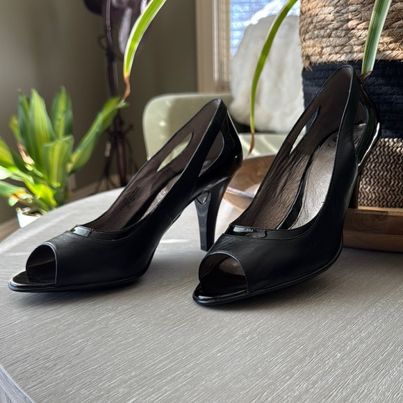 Sofft Classic Black Peep Toe Heels - Picture 1 of 4